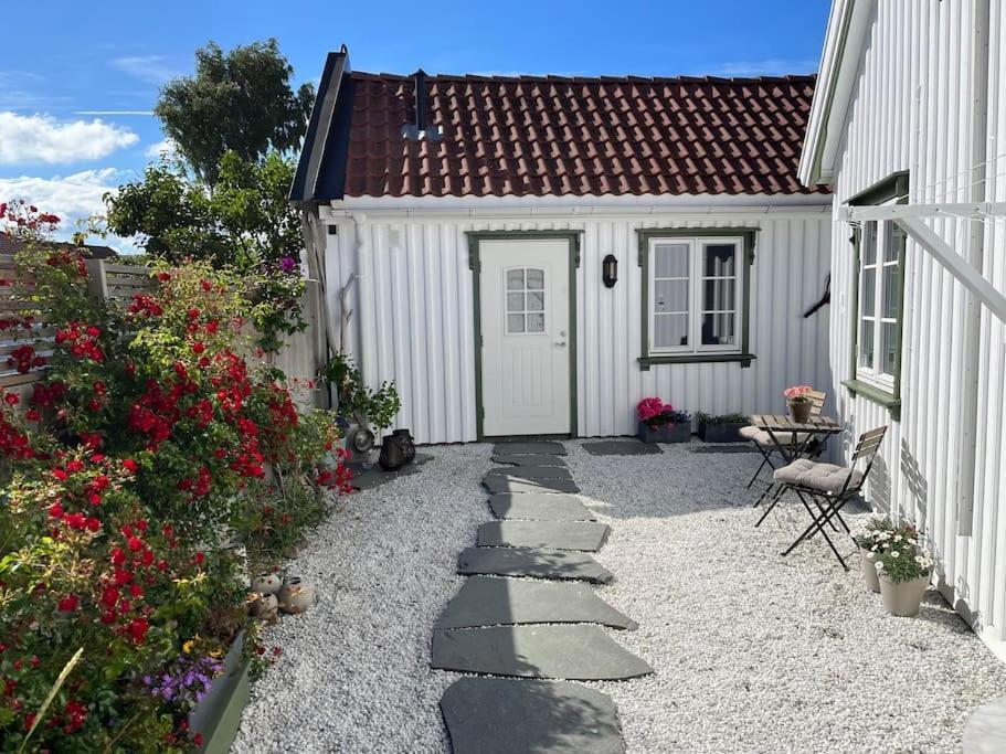 Idyllisk Lite Anneks Med Enestaende Uteplass Larvik Exteriör bild
