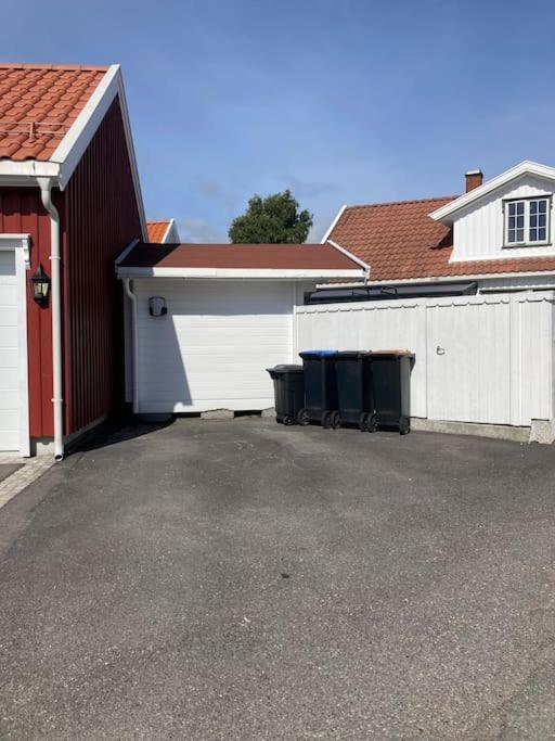 Idyllisk Lite Anneks Med Enestaende Uteplass Larvik Exteriör bild