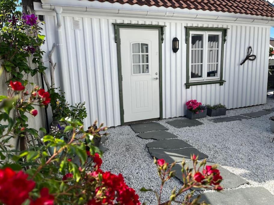 Idyllisk Lite Anneks Med Enestaende Uteplass Larvik Exteriör bild